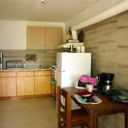 Paradeisos Flatlet With Garden View