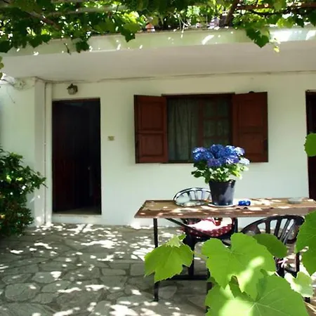 Paradeisos Flatlet With Garden View