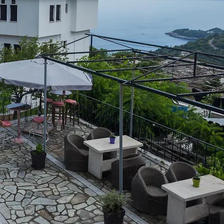 Paradeisos Flatlet With Garden View